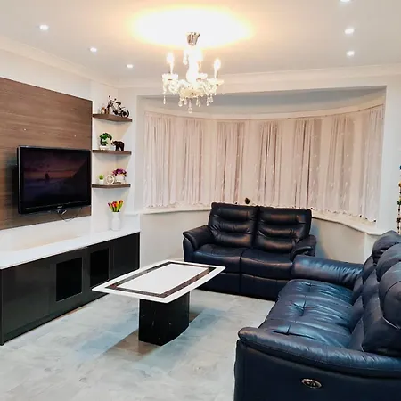 Luxury 2 Bed House With Parking Next To Station And All Shops